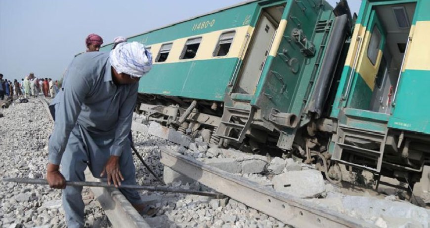 Karachi Express narrowly escaped an accident due to a technical fault on Saturday morning, ARY News reported.