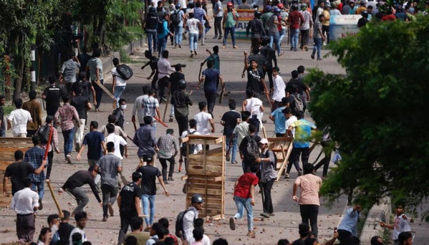 Demonstrators, pro-government student groups attack each other with bricks during anti-quota protests