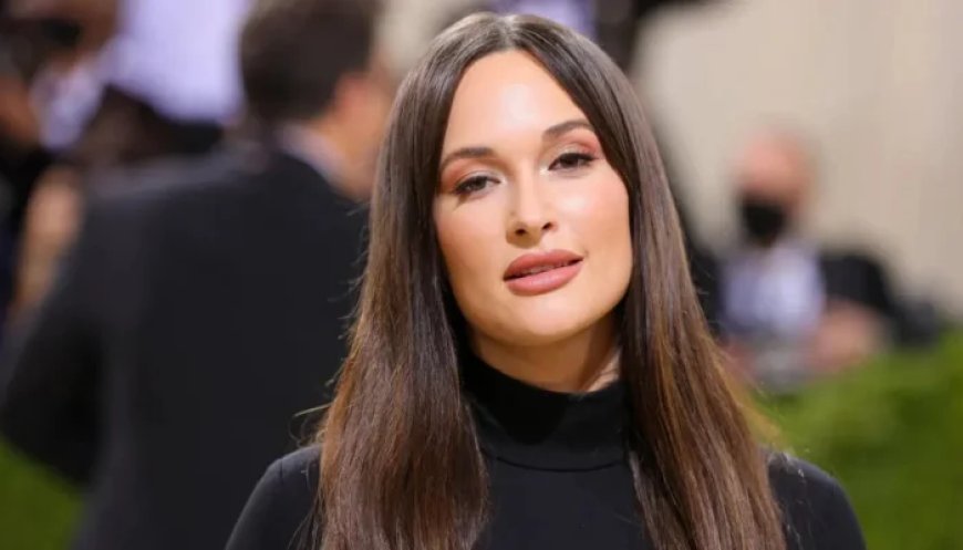 Kacey Musgraves reacts to being grabbed by ‘Tampa’ fan mid-concert